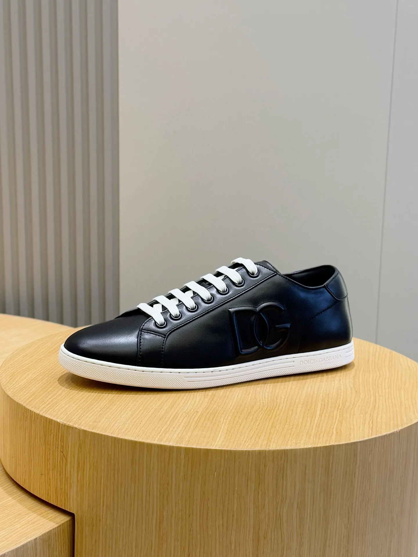 Men's Men's Shoes💰400 [New Style]🐏🐏DG men's calfskin sneakers Portofino Yacht shoes, simple and versatile design, unique saddle leather soles. The Dolce &G logo rear wing is the icing on the cake. Imported cowhide + rubber outsole Size: 39-44 (customized at 38.45)